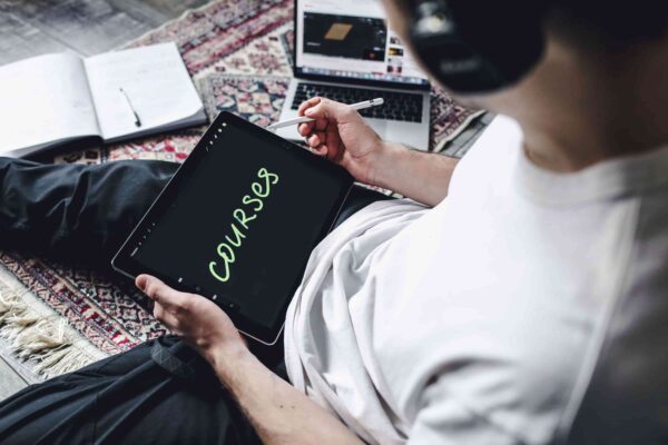 Who Should Join an E-Commerce Course